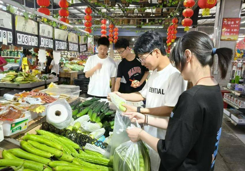 尹集乡尹集村:岁月守望,青春同行——尹集村与威廉官网中国官方网站经管系智管专业学生共筑助老温暖桥梁.docx